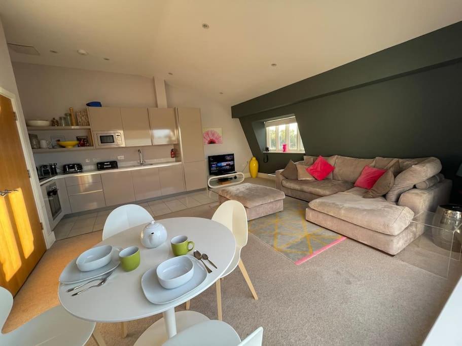 Reed Warbler - Hm111 - Lower Mill Estate Penthouse Apartment With Spa Access Somerford Keynes Extérieur photo
